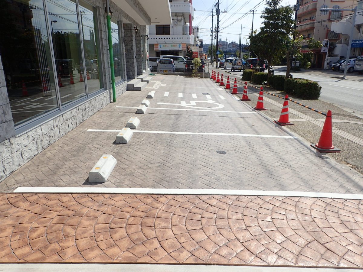 スタンプコンクリート　《　駐車場　》